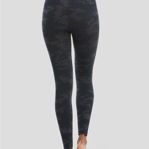 Spanx Seamless Black Camo leggings XS